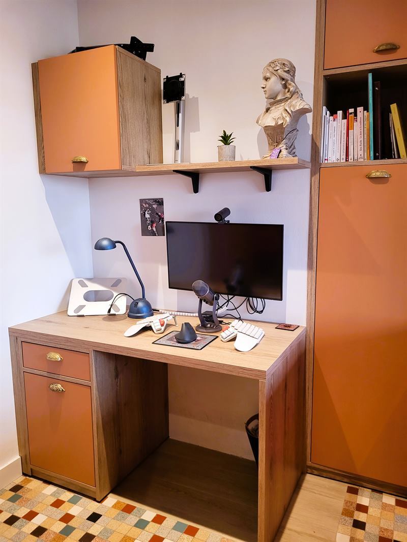 Grand dressing et bureau avec verrière bois et noir à La Chapelle Heulin | Raison Home - 3