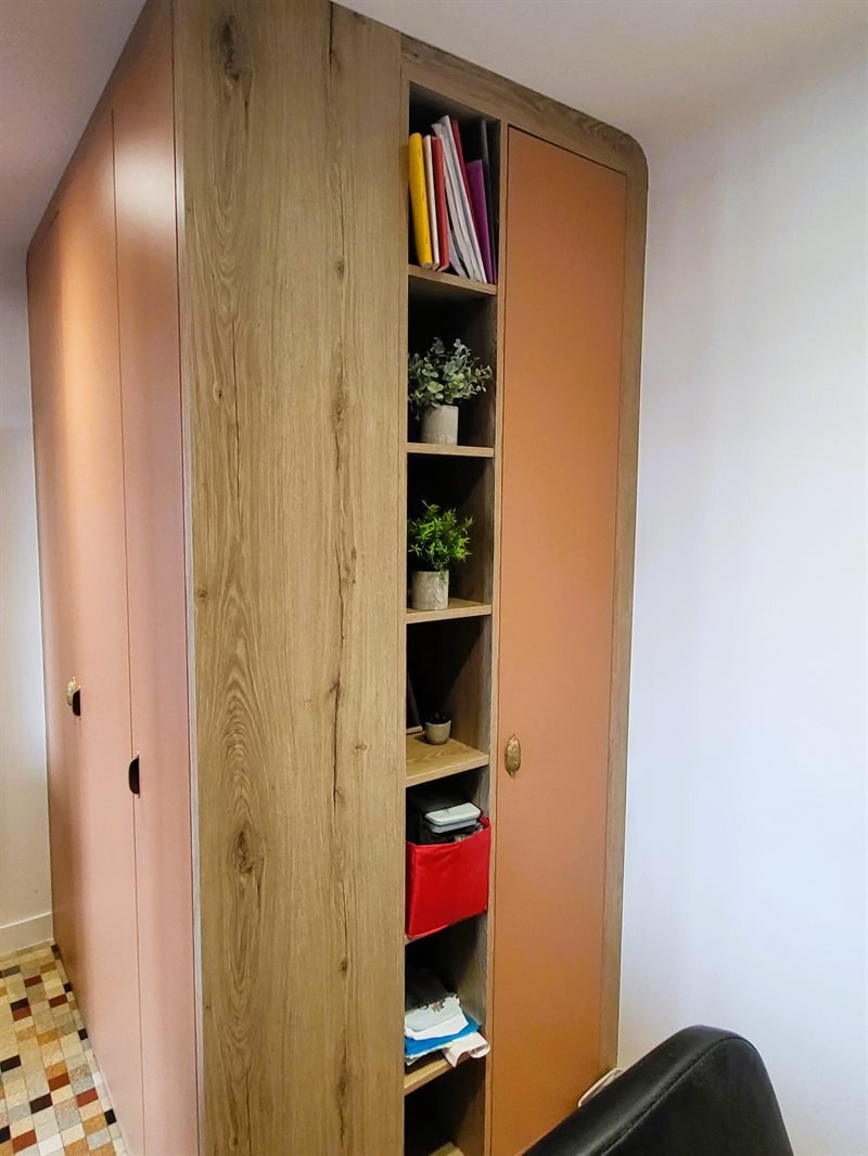 Grand dressing et bureau avec verrière bois et noir à La Chapelle Heulin | Raison Home - 4