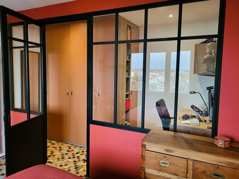 Grand dressing et bureau avec verrière bois et noir à La Chapelle Heulin | Raison Home - 7