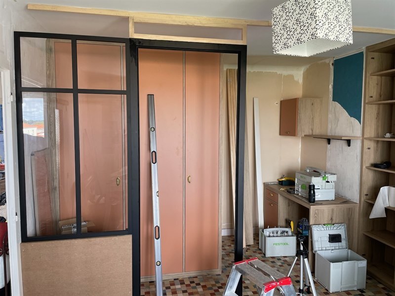 Grand dressing et bureau avec verrière bois et noir à La Chapelle Heulin | Raison Home - 9