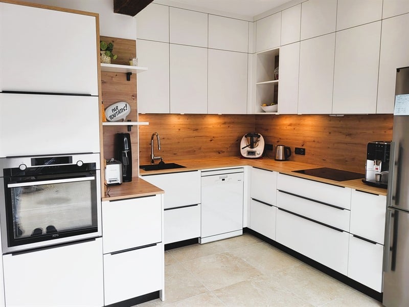 Cuisine ouverte de style moderne bois et blanc à Chaumes-en-Retz | Raison Home - 2