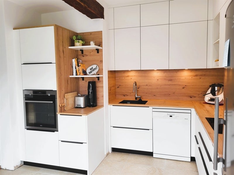 Cuisine ouverte de style moderne bois et blanc à Chaumes-en-Retz | Raison Home - 3