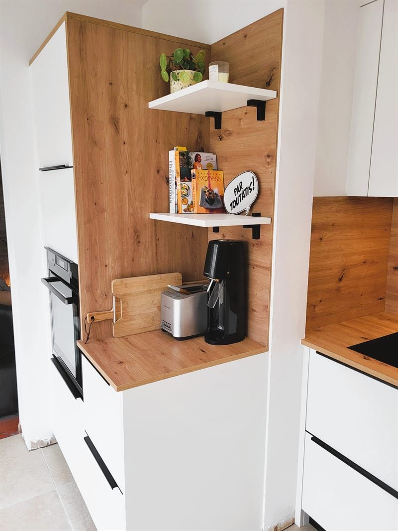 Cuisine ouverte de style moderne bois et blanc à Chaumes-en-Retz | Raison Home - 4