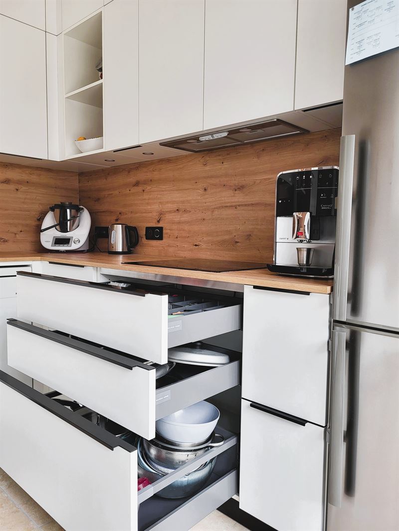 Cuisine ouverte de style moderne bois et blanc à Chaumes-en-Retz | Raison Home - 8