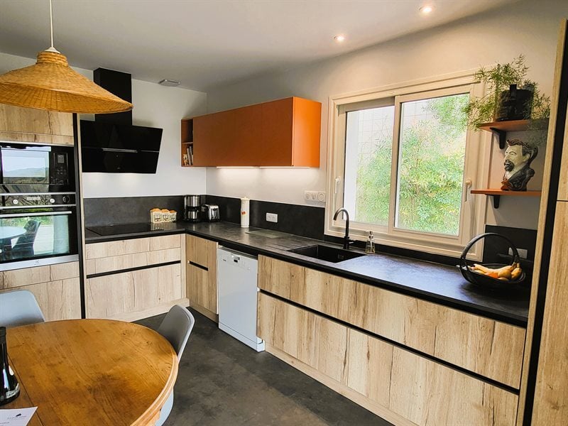 Cuisine en L bois et orange à La Haie Fouassiere | Raison Home - 1