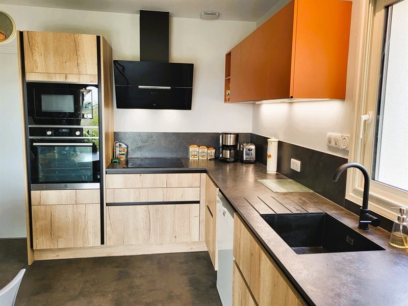 Cuisine en L bois et orange à La Haie Fouassiere | Raison Home - 3