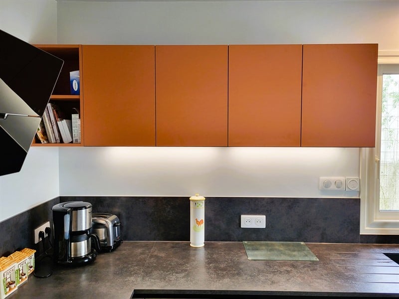 Cuisine en L bois et orange à La Haie Fouassiere | Raison Home - 4
