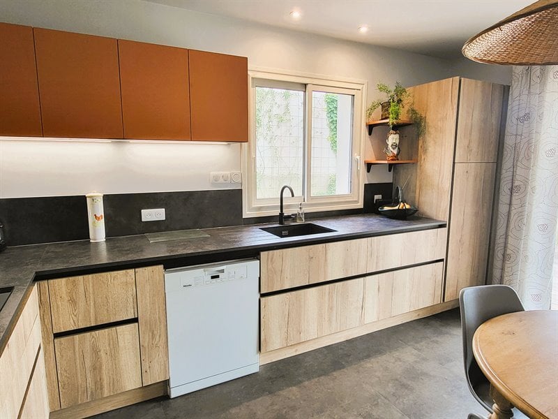 Cuisine en L bois et orange à La Haie Fouassiere | Raison Home - 6