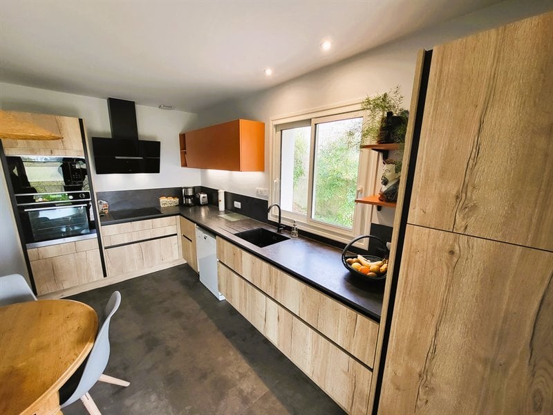 Cuisine en L bois et orange à La Haie Fouassiere | Raison Home - 7