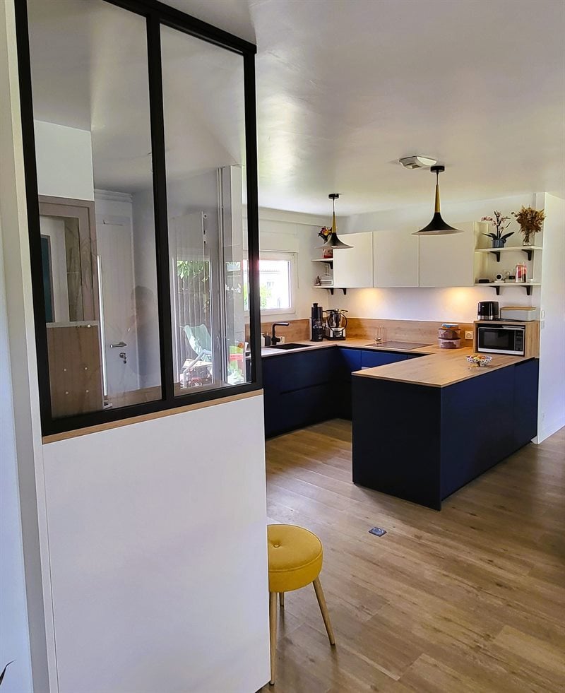 Cuisine en U bois et bleu à Vertou | Raison Home - 4