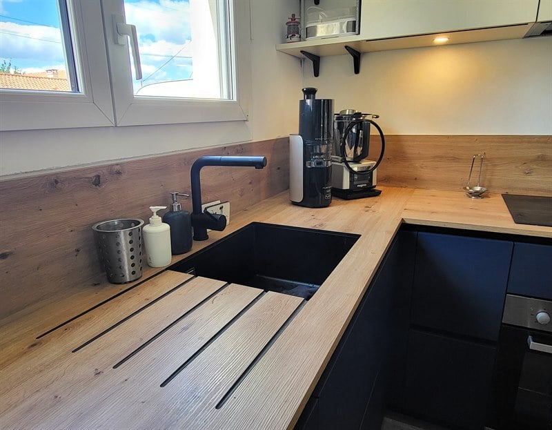 Cuisine en U bois et bleu à Vertou | Raison Home - 5