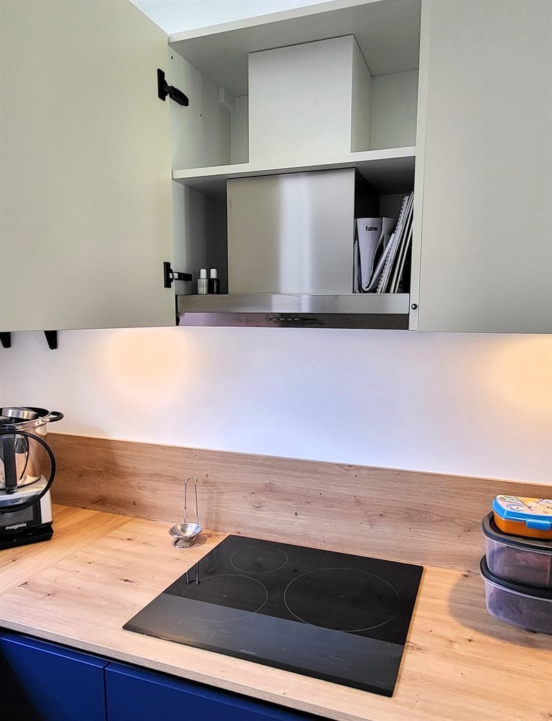 Cuisine en U bois et bleu à Vertou | Raison Home - 7