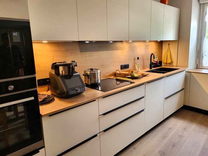 Cuisine ouverte bois et beige à Château-Thébaud | Raison Home - 1