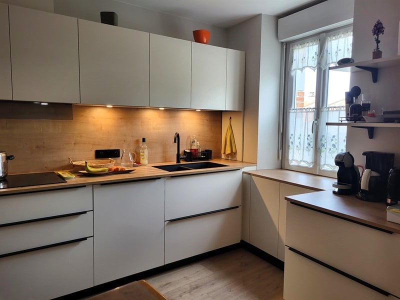 Cuisine ouverte bois et beige à Château-Thébaud | Raison Home - 4