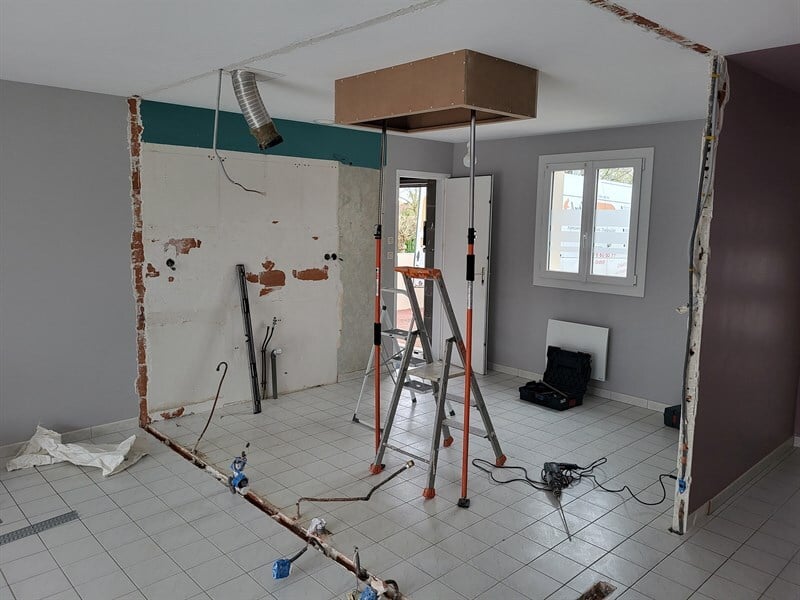 Cuisine ouverte de style moderne bois et blanc à Les Sorinieres | Raison Home - 7
