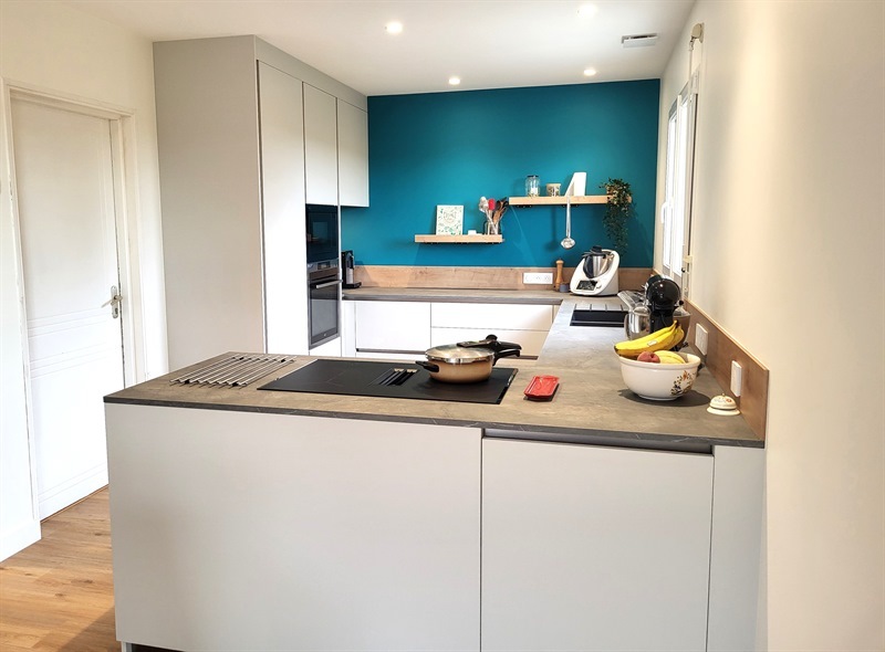 Cuisine ouverte de style moderne bois et gris à Aigrefeuille Sur Maine | Raison Home - 1