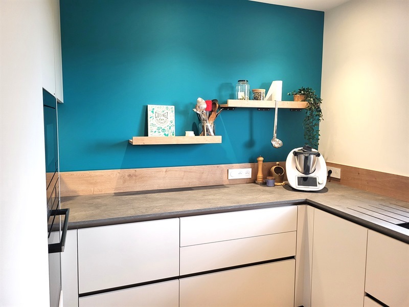 Cuisine ouverte de style moderne bois et gris à Aigrefeuille Sur Maine | Raison Home - 2