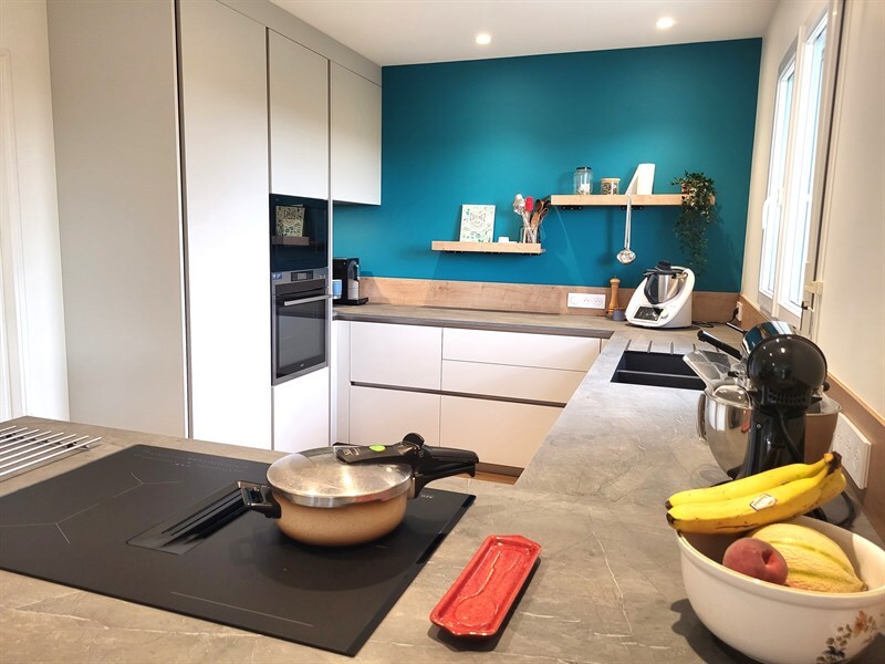 Cuisine ouverte de style moderne bois et gris à Aigrefeuille Sur Maine | Raison Home - 3