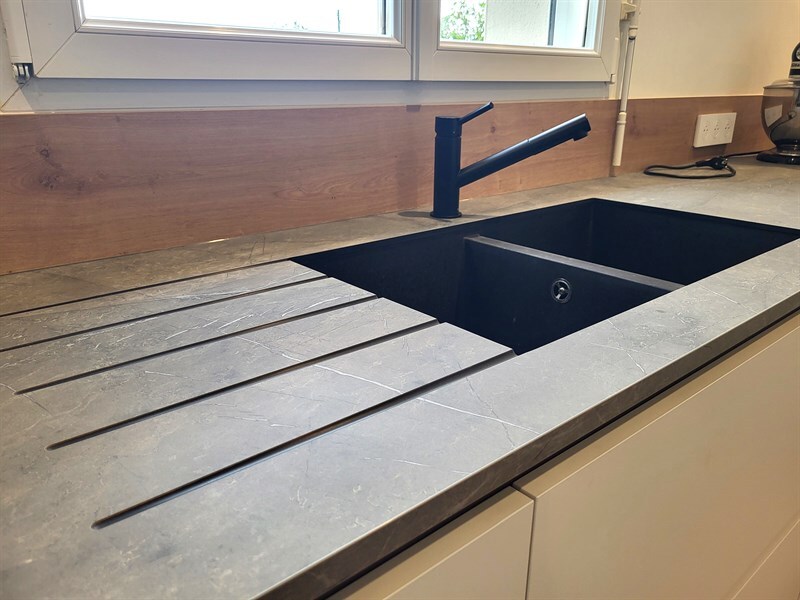 Cuisine ouverte de style moderne bois et gris à Aigrefeuille Sur Maine | Raison Home - 4