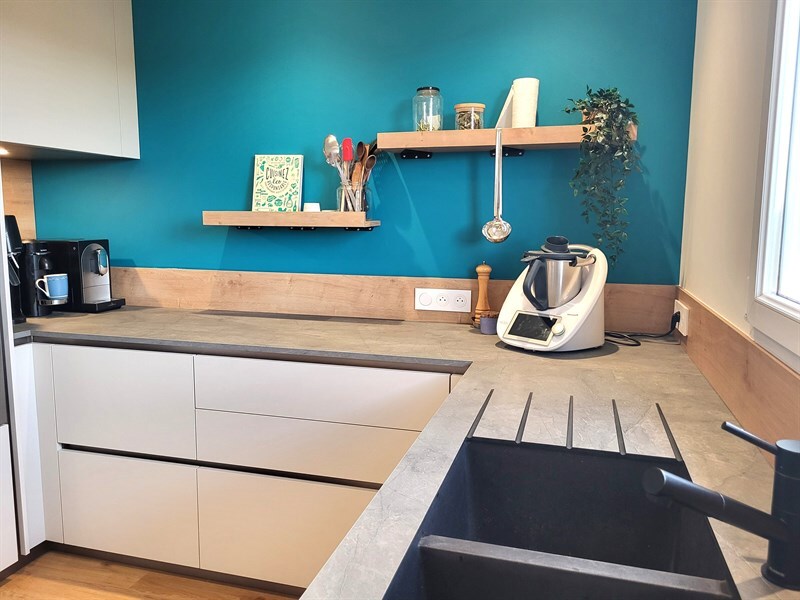 Cuisine ouverte de style moderne bois et gris à Aigrefeuille Sur Maine | Raison Home - 5