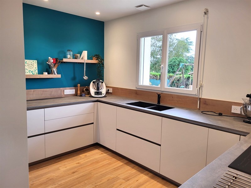 Cuisine ouverte de style moderne bois et gris à Aigrefeuille Sur Maine | Raison Home - 8