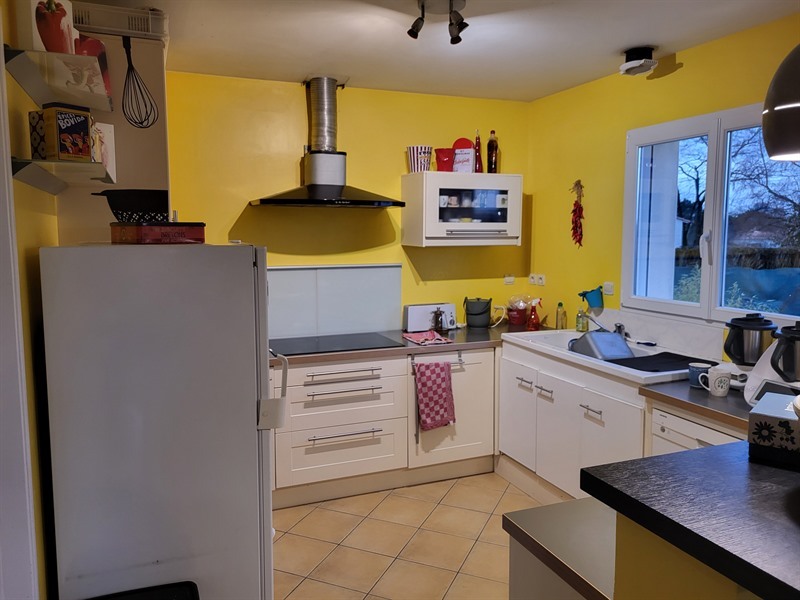 Cuisine ouverte de style moderne bois et gris à Aigrefeuille Sur Maine | Raison Home - 9