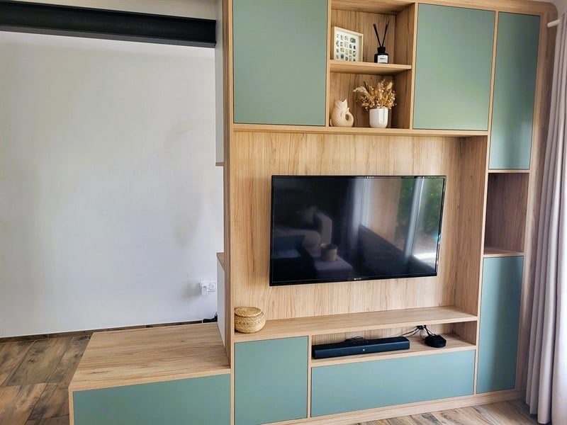 Salon-séjour ouvert de style moderne bois, blanc et vert à Montaigu | Raison Home - 1