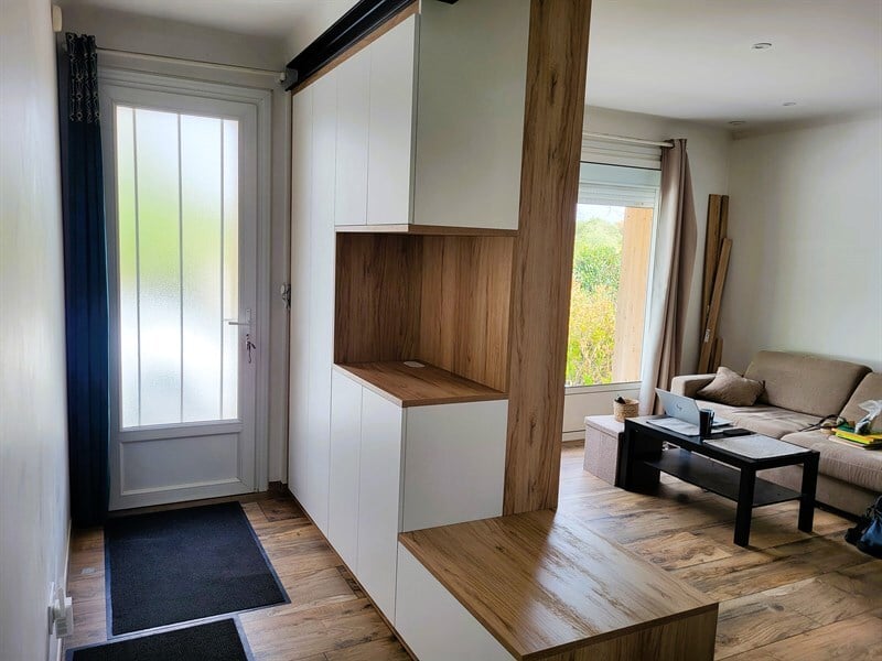 Salon-séjour ouvert de style moderne bois, blanc et vert à Montaigu | Raison Home - 2