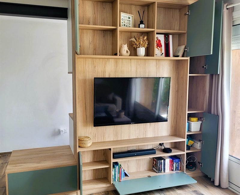 Salon-séjour ouvert de style moderne bois, blanc et vert à Montaigu | Raison Home - 3