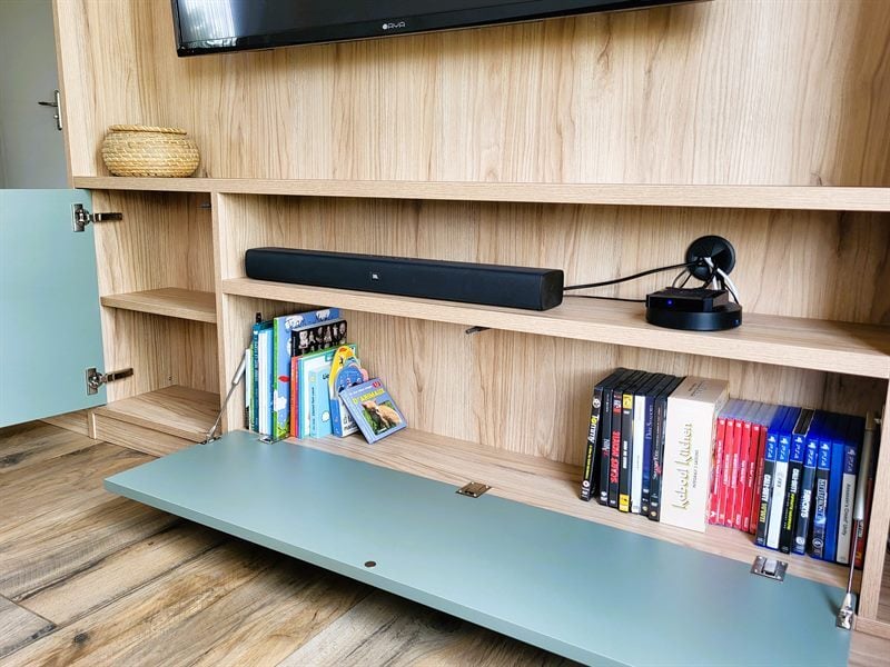 Salon-séjour ouvert de style moderne bois, blanc et vert à Montaigu | Raison Home - 4