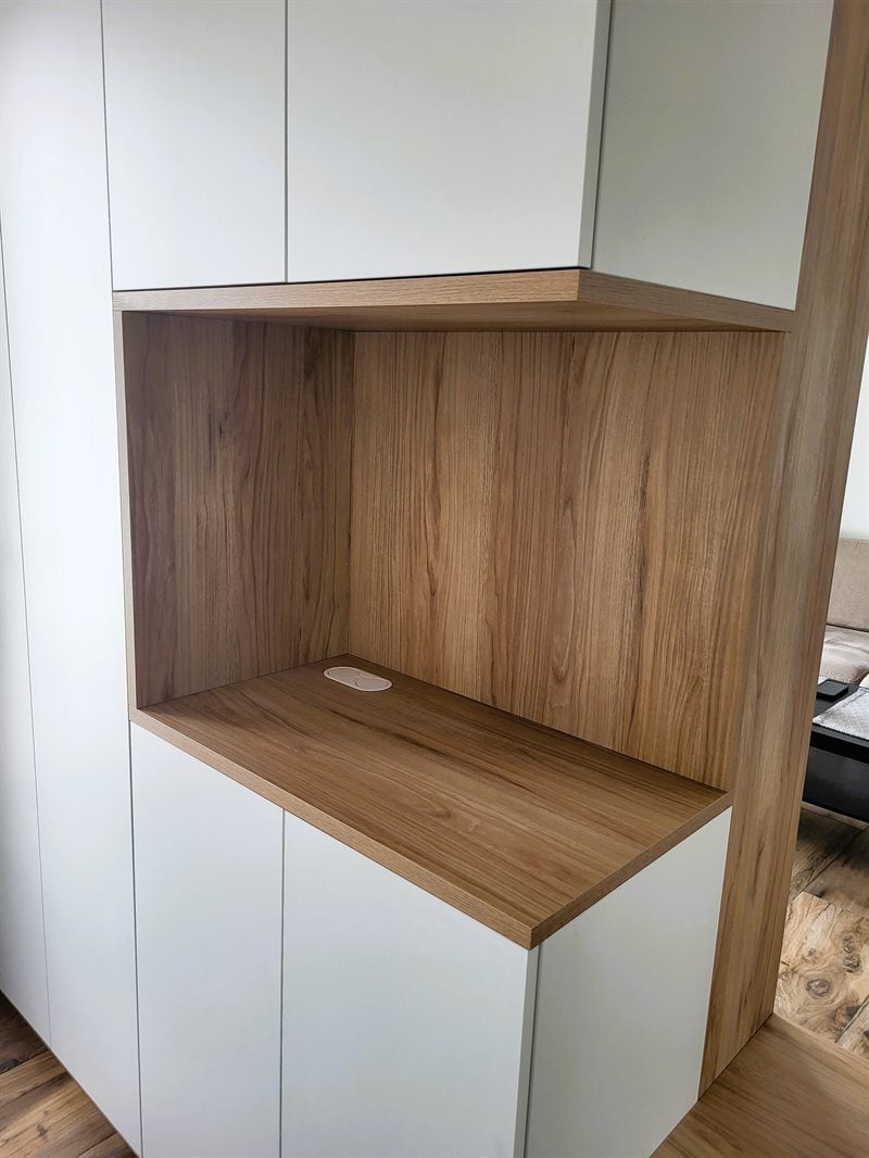 Salon-séjour ouvert de style moderne bois, blanc et vert à Montaigu | Raison Home - 5