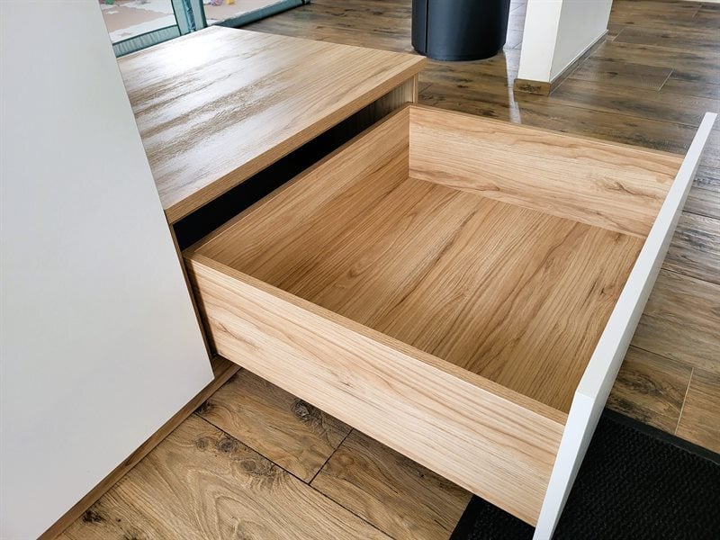 Salon-séjour ouvert de style moderne bois, blanc et vert à Montaigu | Raison Home - 6