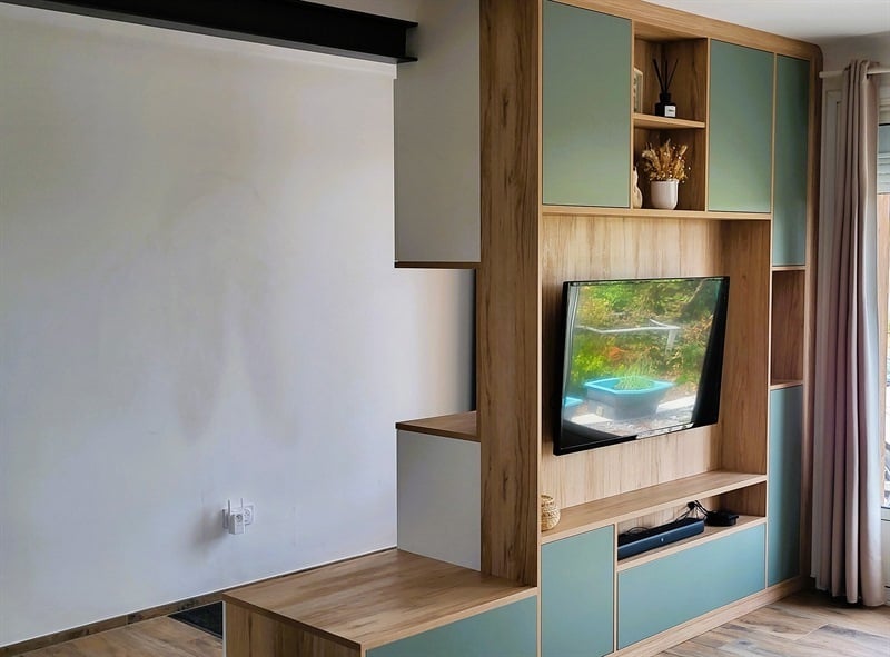 Salon-séjour ouvert de style moderne bois, blanc et vert à Montaigu | Raison Home - 7