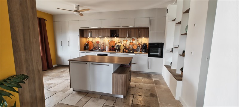 Cuisine ouverte de style contemporain bois, blanc et gris à Thise | Raison Home - 1