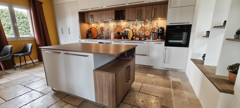 Cuisine ouverte de style contemporain bois, blanc et gris à Thise | Raison Home - 2