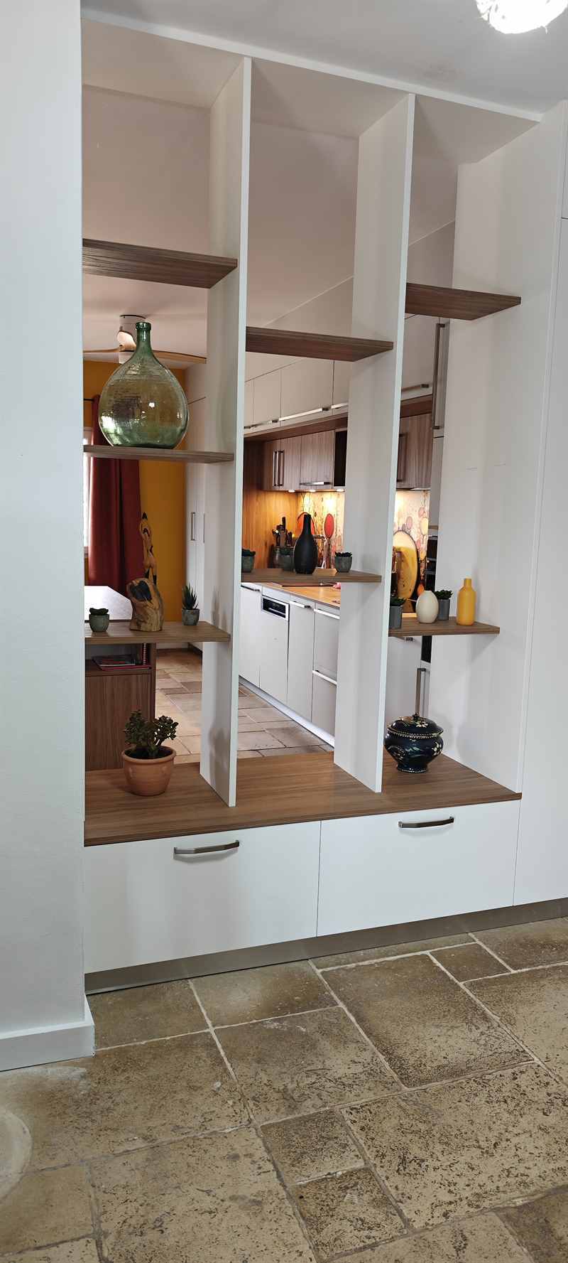 Cuisine ouverte de style contemporain bois, blanc et gris à Thise | Raison Home - 3