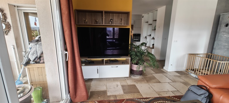 Cuisine ouverte de style contemporain bois, blanc et gris à Thise | Raison Home - 6