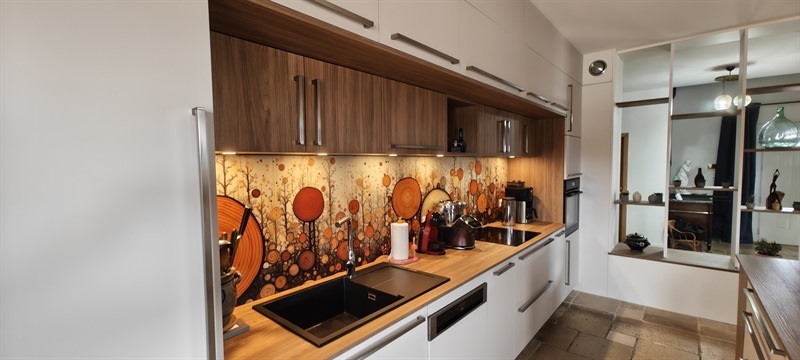 Cuisine ouverte de style contemporain bois, blanc et gris à Thise | Raison Home - 7