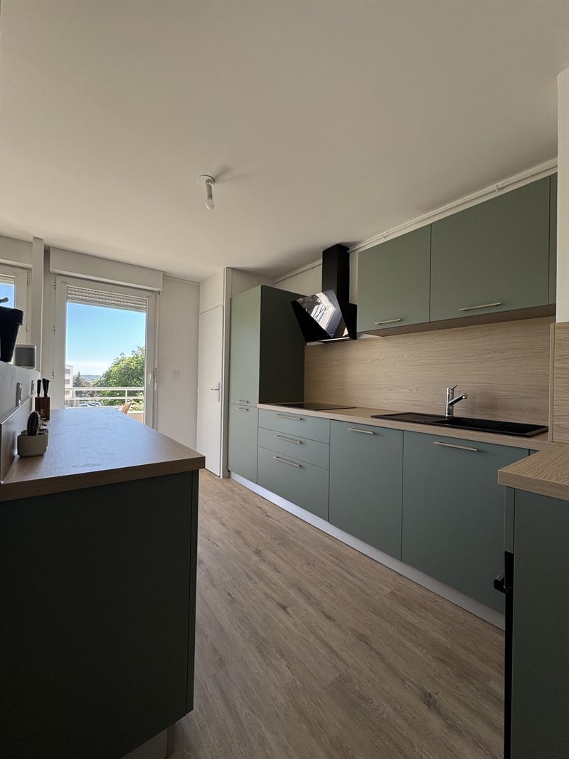 Cuisine fermée de style nature bois et vert à Besancon | Raison Home - 3