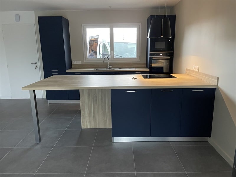 Cuisine ouverte de style moderne de couleur bleue | Raison Home - 1