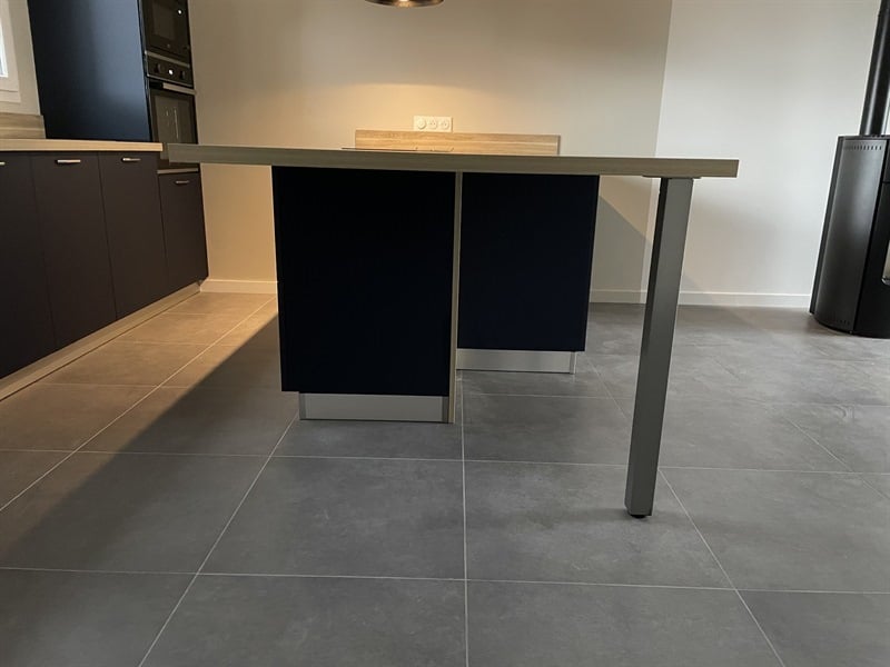 Cuisine ouverte de style moderne de couleur bleue | Raison Home - 3