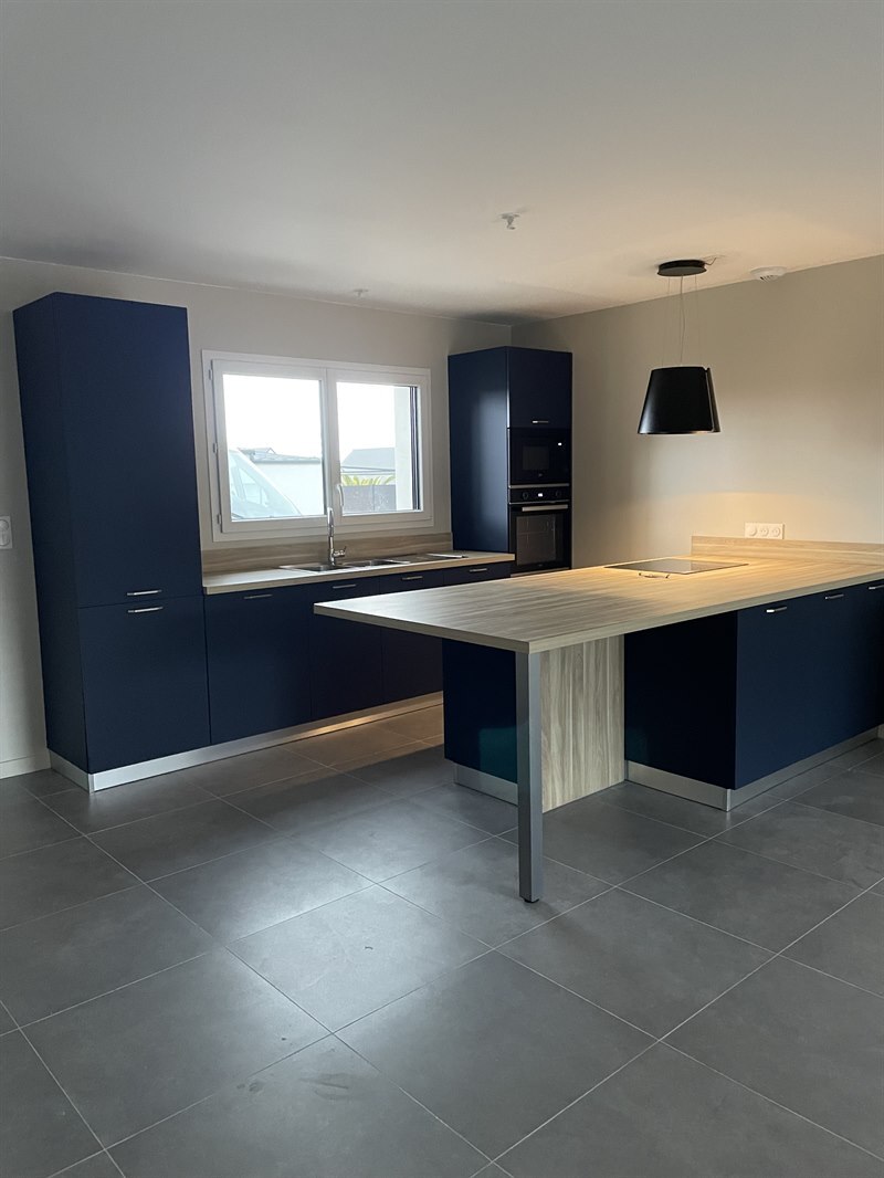 Cuisine ouverte de style moderne de couleur bleue | Raison Home - 5