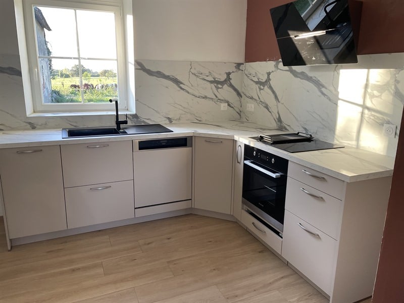 Cuisine fermée de style moderne beige | Raison Home - 1