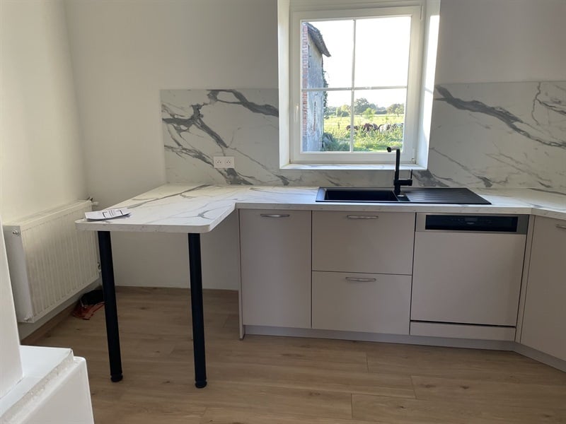 Cuisine fermée de style moderne beige | Raison Home - 2