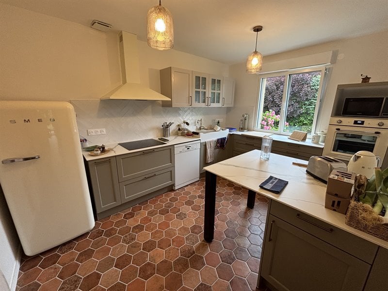 Cuisine cottage de couleur beige | Raison Home - 1