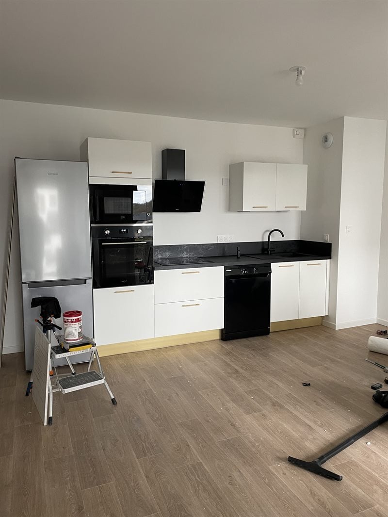 Cuisine ouverte de style contemporain blanc | Raison Home - 1