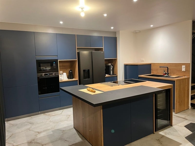 Cuisine ouverte de style moderne bleu et bois | Raison Home - 1