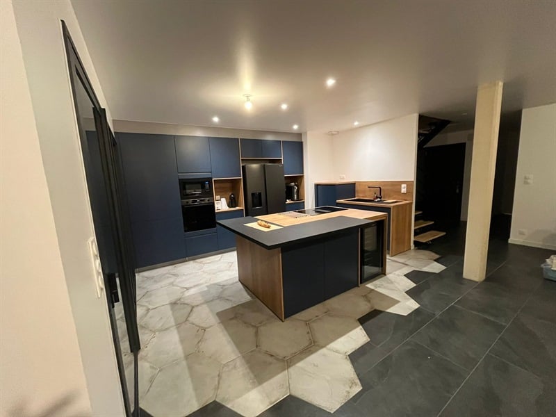 Cuisine ouverte de style moderne bleu et bois | Raison Home - 2