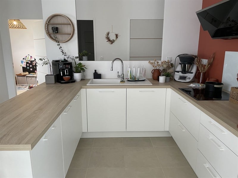 Cuisine ouverte de style contemporain blanc | Raison Home - 2