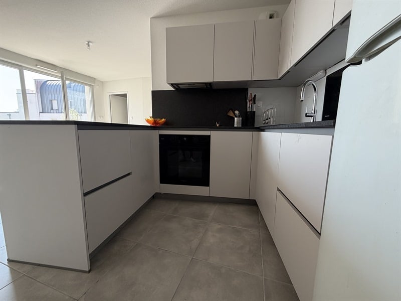 Cuisine en U moderne beige à Toulouse | Raison Home - 1